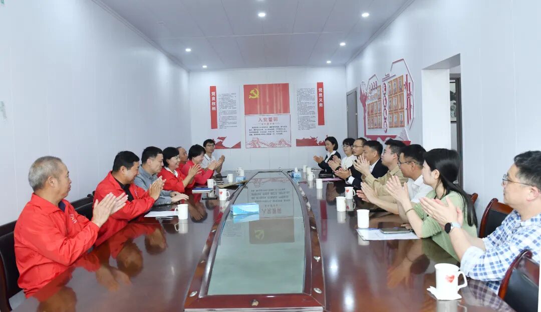 �ķ�����������ƽ����ǣ�֡����ѷ����͵�Ⱥ�ڼ��ſڣ�